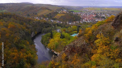 Herbst an dem Fluss Nahe in Bad Kreuznach - Bad Münster. Blick vom Rheingrafenstein.