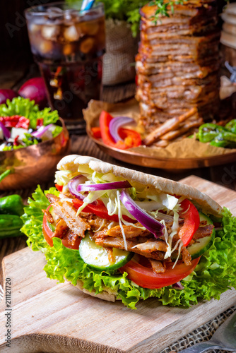 Foto Crunchy pita with grilled gyros meat