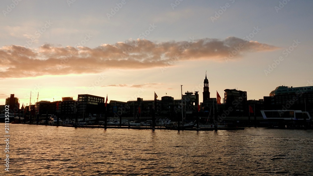 Hamburg Stadtsilhouette im Sonnenuntergang