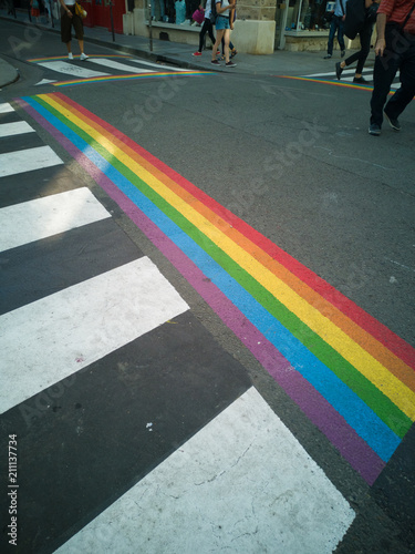 Fotografia To prepare the gay pride in Paris pedestrian crosswalks were painted in the colors of the rainbow