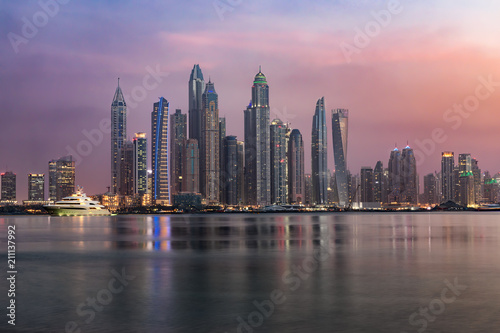 Die Wolkenkratzer der Dubai Marina w  hrend eines dramatischen Sonnenunterganges