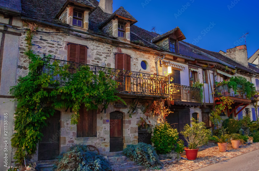 La nuit dans le village médiéval de Najac, France