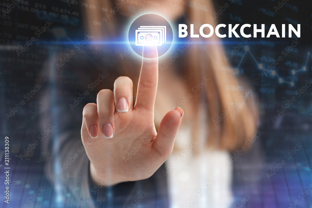 Obraz premium The concept of business, technology, the Internet and the network. A young entrepreneur working on a virtual screen of the future and sees the inscription: blockchain