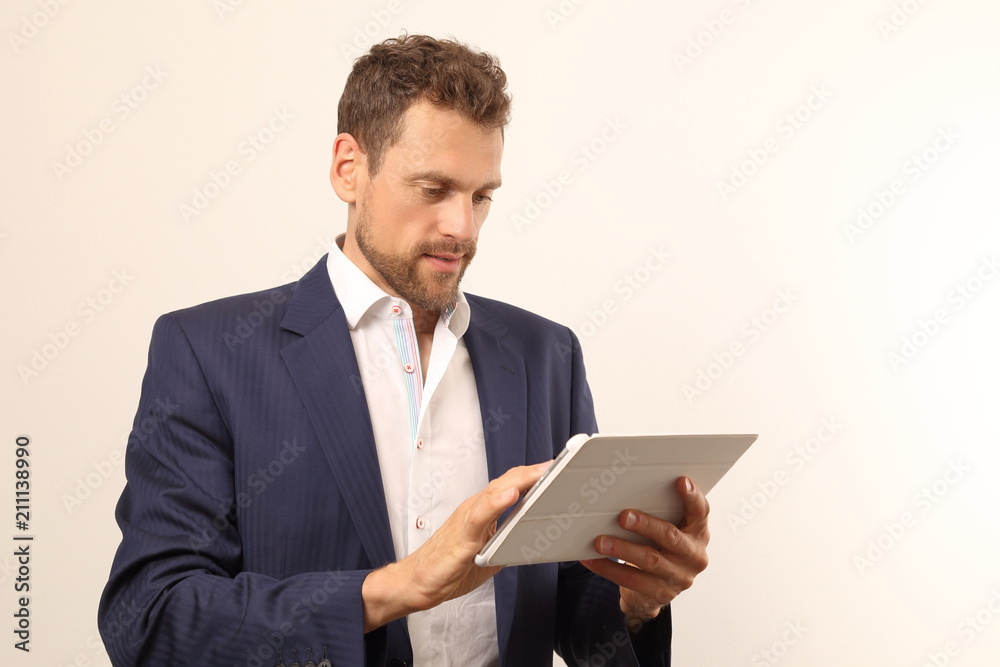 Geschäftsmann konzentriert mit Tablet PC
