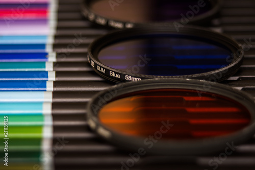 primer plano de filtros fotograficos de colores sobre lapices photo