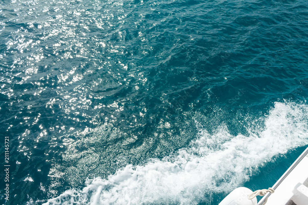 Obraz premium A wave from the boat