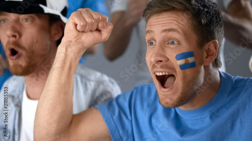 Cuadro en lienzo Argentinian football fans celebrating national team success in competition