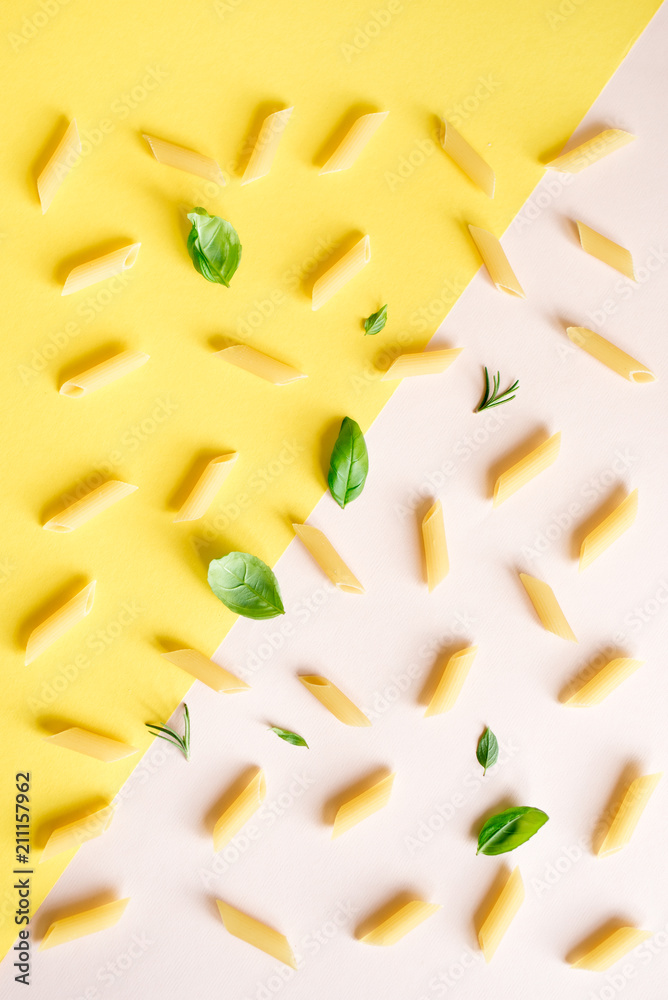 Obraz premium Penne Pasta on pink and yellow