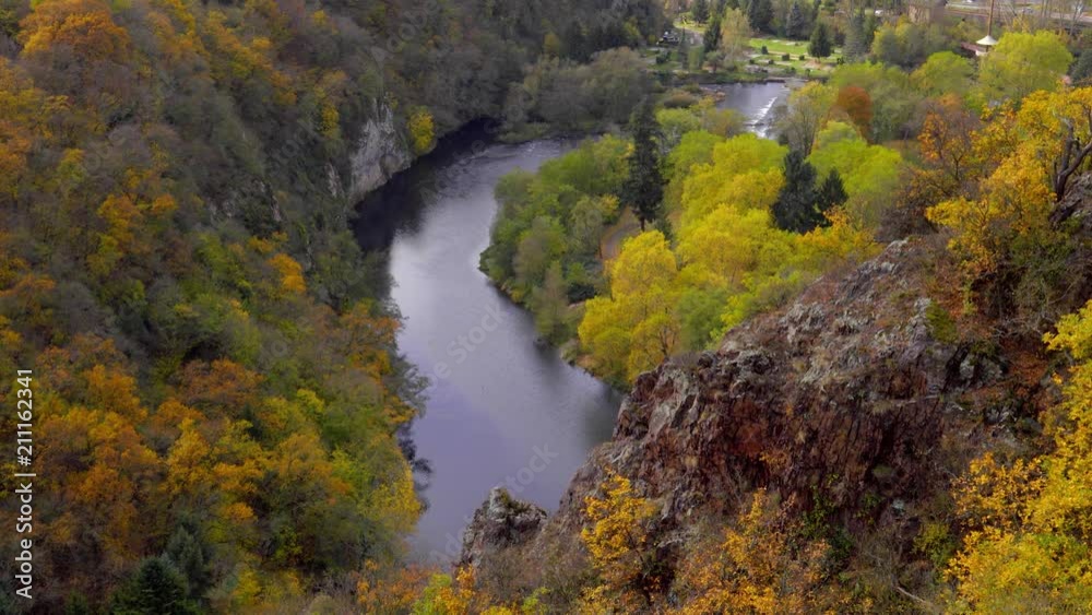 Herbst an dem Fluss Nahe in Bad Kreuznach - Bad Münster. Blick vom Rheingrafenstein.