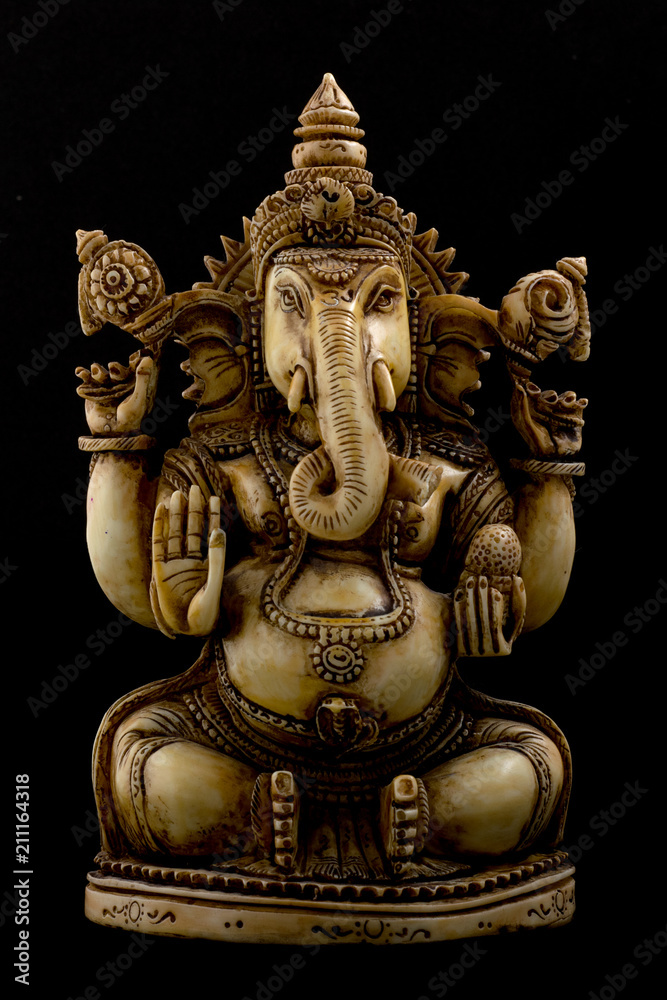 Fotografía de estudio en clave baja de una figura de Ganesha (Dios Indú)