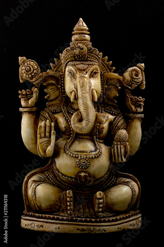 Fotografía de estudio en clave baja de una figura de Ganesha (Dios Indú)