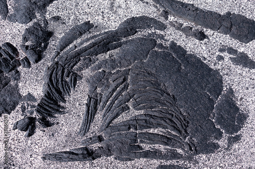 Detail - schwarze Stricklava mit hellem Sand auf El Hierro, Kanarische Inseln  © Robert Schneider