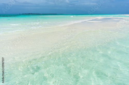 Weiße Sandbank mit türkisem meer und blauem himmel 3