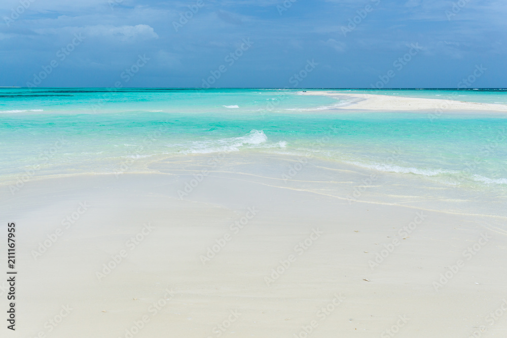 Weiße Sandbank mit türkisem meer und blauem himmel 1