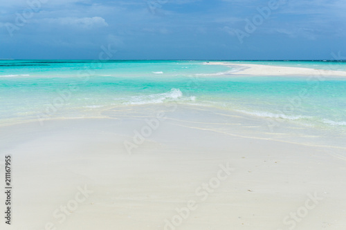Weiße Sandbank mit türkisem meer und blauem himmel 1 © photo.geider