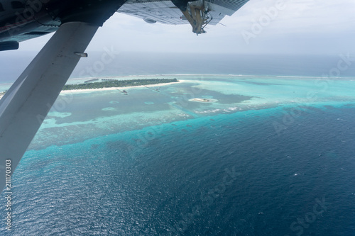 Malediven Atoll Insel von oben Überflug mit Wasserflugzeug Sicht aus Fenster 2