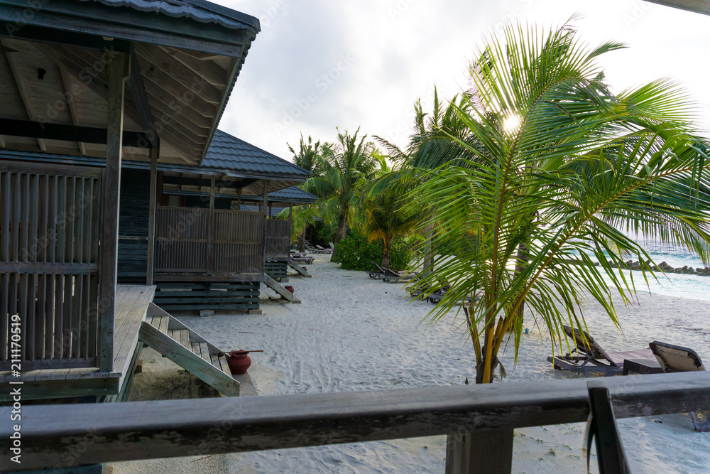 Strandvilla Ausblick zu Nachbarhäusern weißer Strand Palmen und Meer Strandvilla Ausblick zu Nachbarhäusern weißer Strand Palmen und Meer