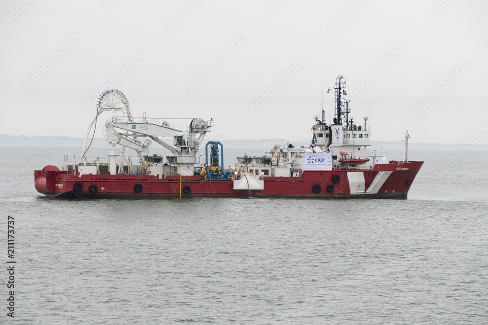 Bateau déroulant une fibre optique