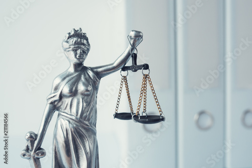 Bilde på lerret Lady Justice statue in law firm office