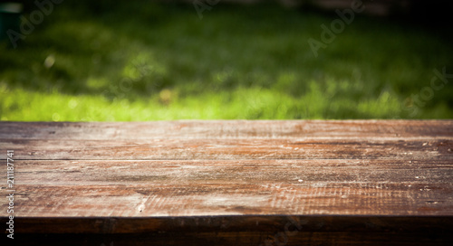 Foto wooden picnic tabletop in the garden - summertime background with copy space