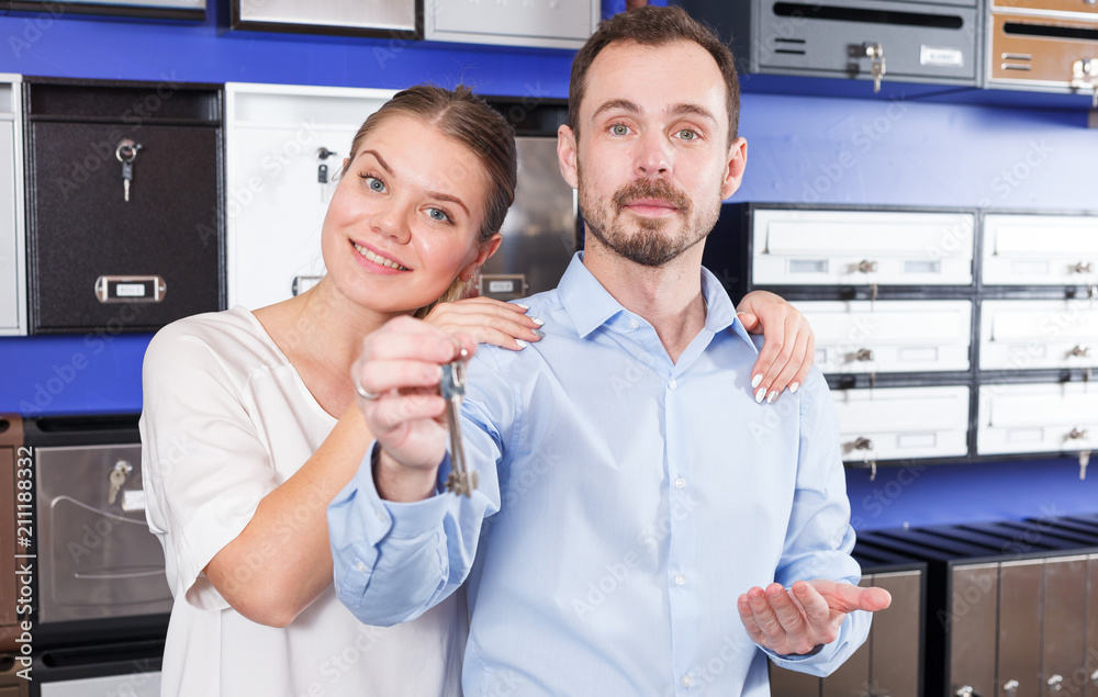 Obraz premium Couple showing keys
