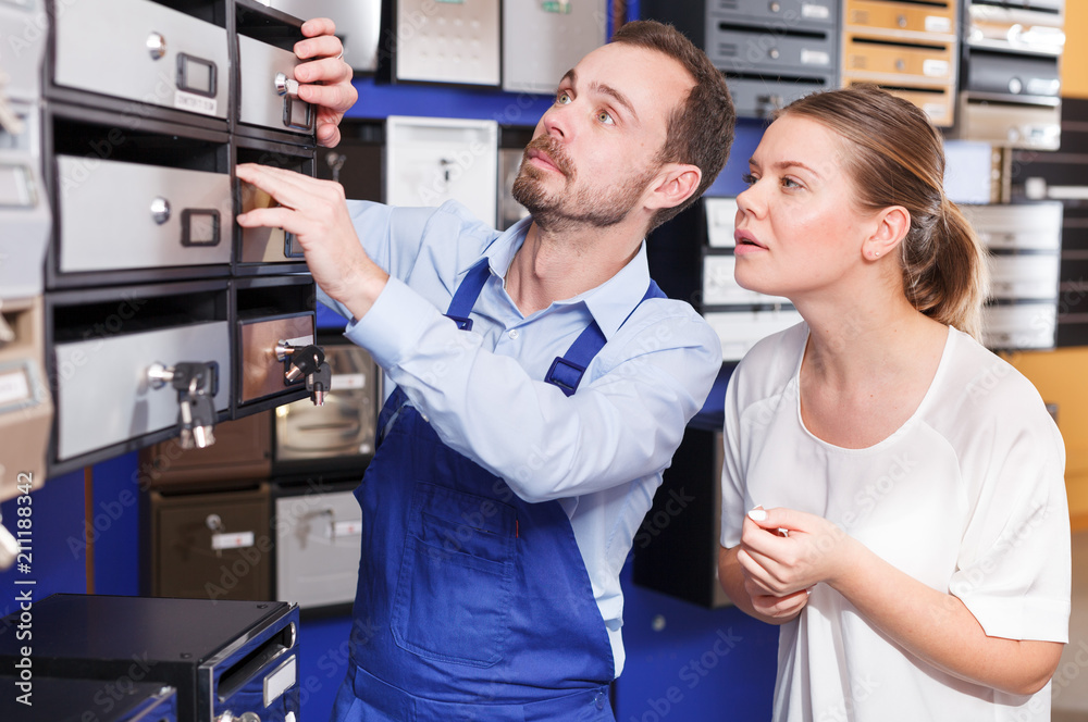 Fototapeta premium Girl consulting about mailbox with worker