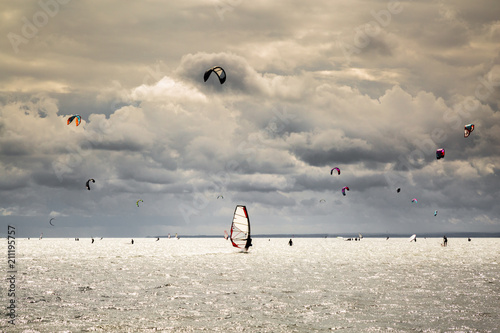 Fototapeta Naklejka Na Ścianę i Meble -  wind kiting and wind surfing on the ocean with wonderful clouds | Hel, Poland