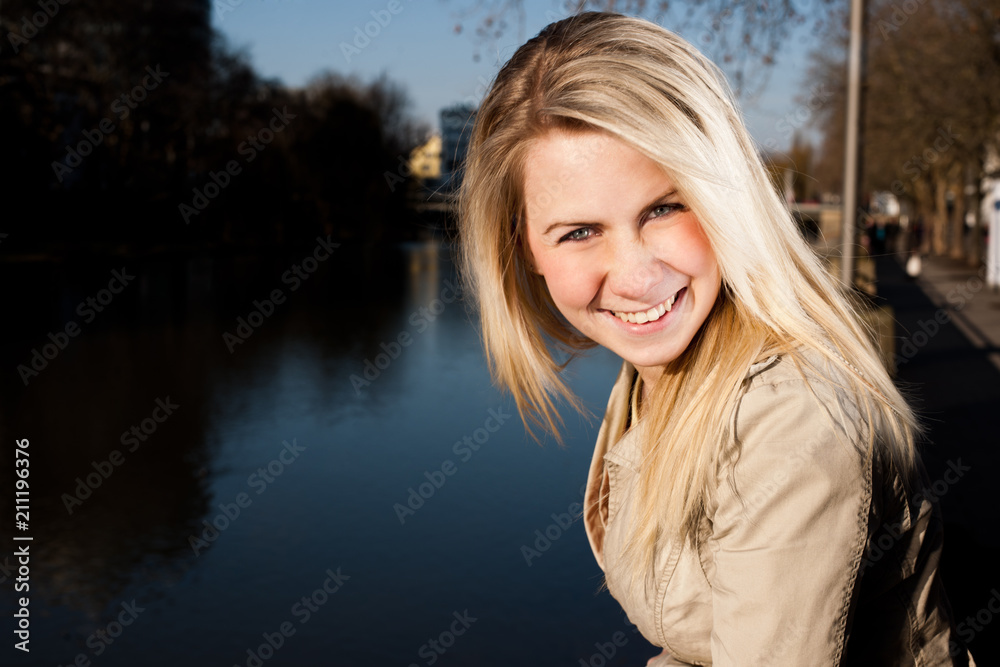 junge Frau am Flussufer in der Stadt junge Frau am Flussufer in der Stadt
