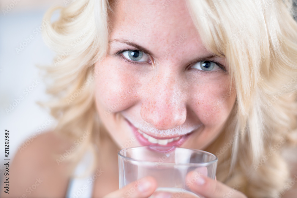 junges Mädchen mit einem Glas Milch in der Küche junges Mädchen mit einem Glas Milch in der Küche