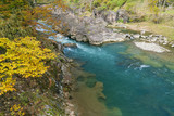 厳美渓のエメラルドグリーンの水流と秋の紅葉