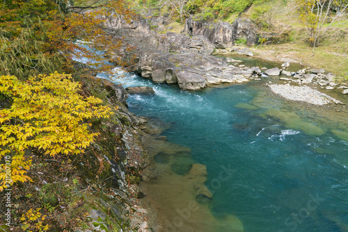 厳美渓のエメラルドグリーンの水流と秋の紅葉