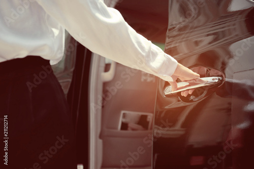 staff open the car door, service photo