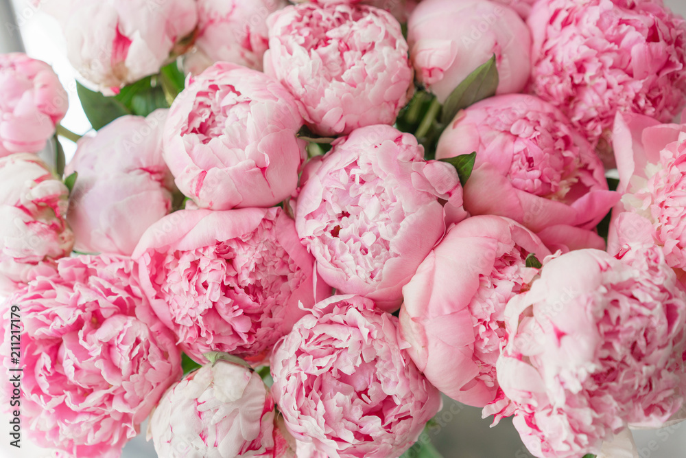 Fototapeta Piękny bukiet różowe peonie. Kompozycja kwiatowa, światło dzienne. Tapeta. Piękne kwiaty w szklanym wazonie.