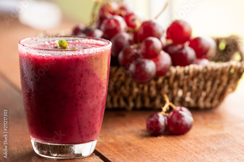 Cuadro en lienzo Glass of Grape juice smoothie on wooden table