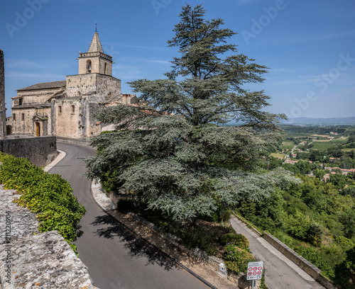 Schilderij op canvas Church and road in the town of Venasque, Provence, France