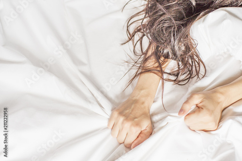Cuadro en lienzo Female hand pulling white sheets in ecstasy, orgasm
