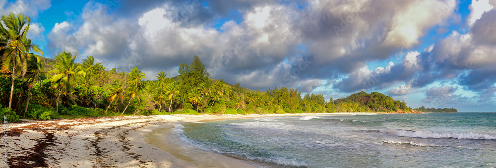 Tropischer Strand auf Praslin, Seychellen.
