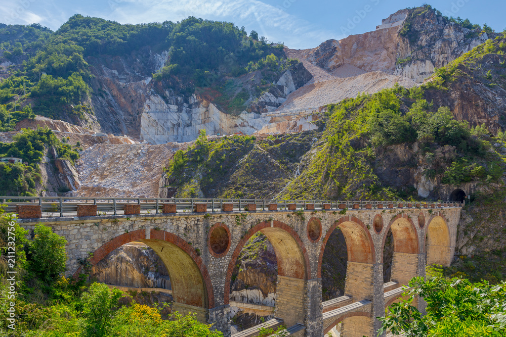 Viadukt im Carrara Marmor Abbaugebiet