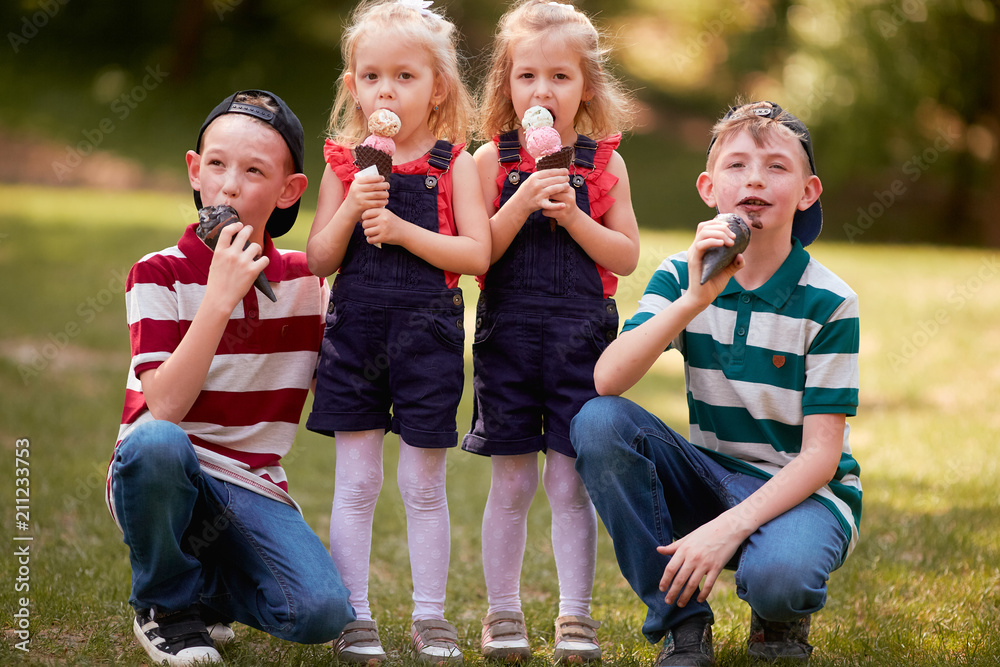 Fototapeta premium The brothers and sisters eating ice creams