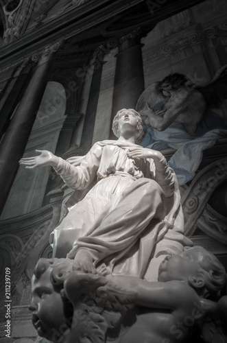 Statua di donna in marmo bianco