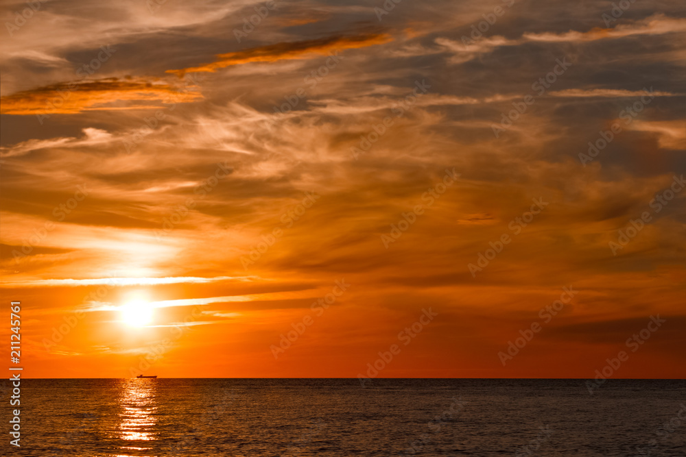 Naklejka premium Romantic sunset over the sea