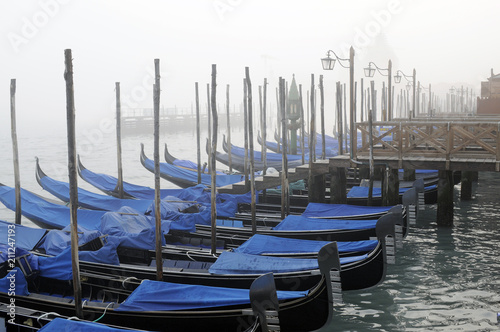 Gondeln im Nebel  am Markusplatz, hinten San Giorgio, Venedig, Venetien, Italien, Europa ©  Egon Boemsch