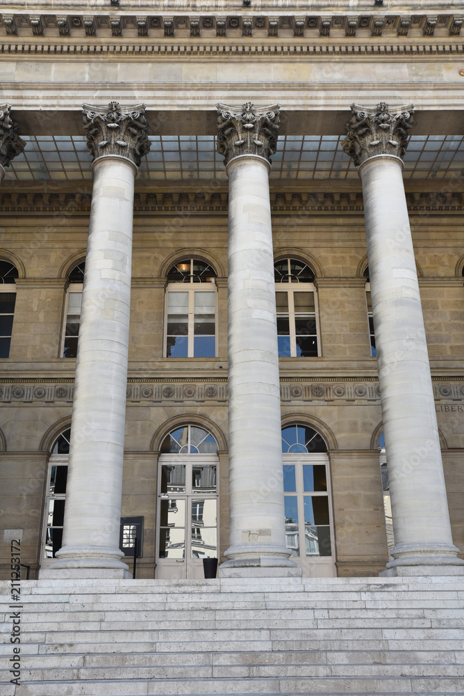 Colonnes du palais de la Bourse à Paris, France