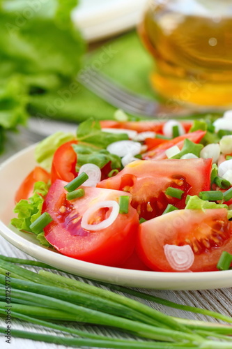 Fresh salad with tomatos and spring onion