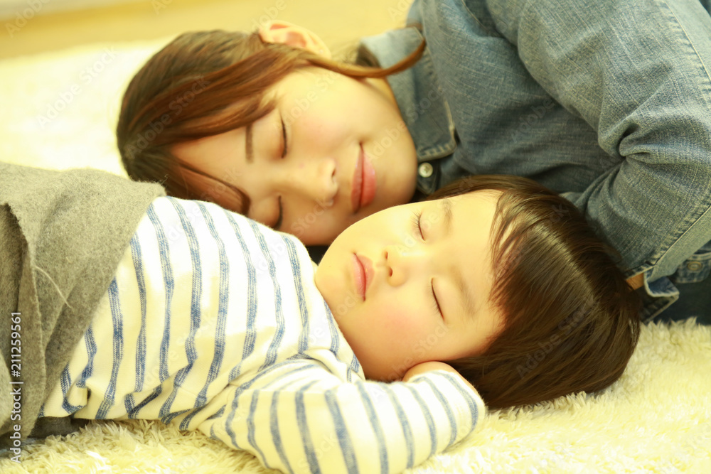 眠る親子 眠る親子