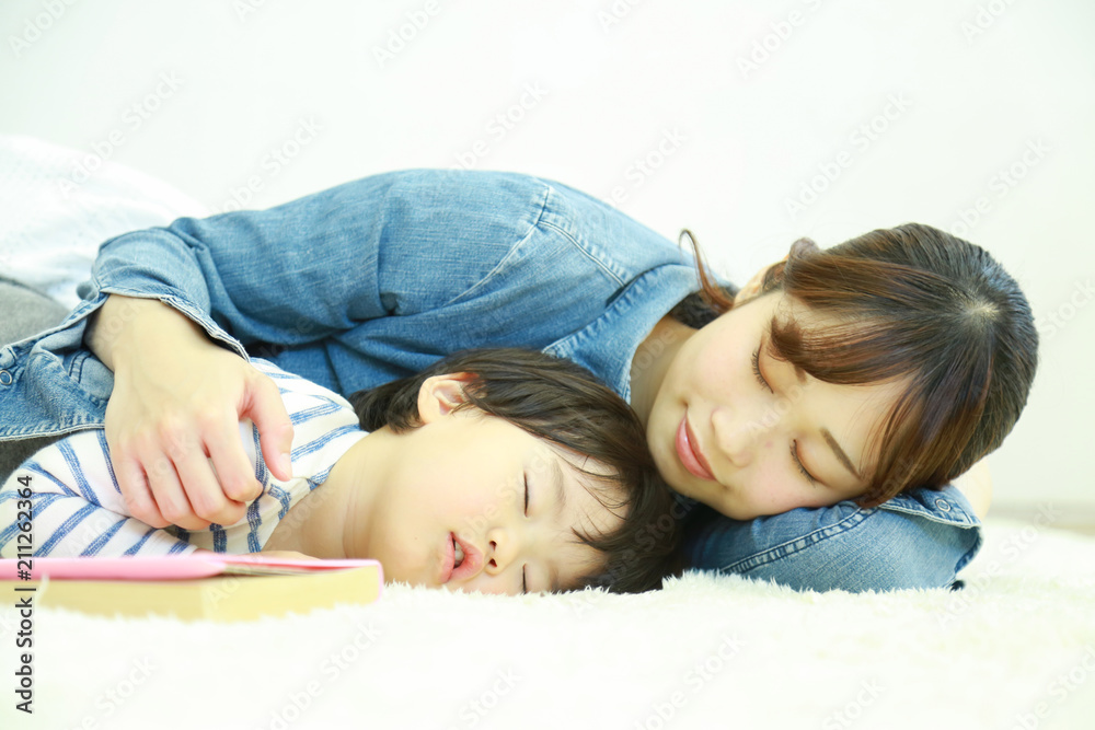 寝かしつける母親 寝かしつける母親