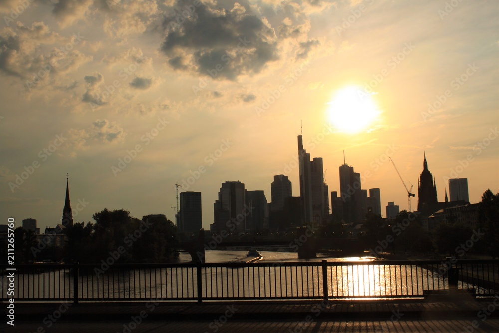 Abendstimmung in Frankfurt; Blick von der Ignatz-Bubis-Brücke auf die Silhouette der Bankenmetropole