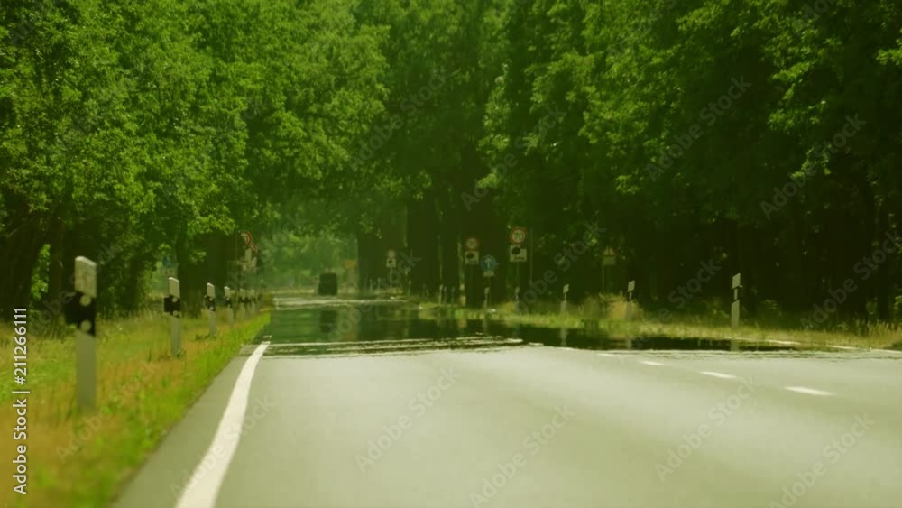 eine Straße in einer deutschen Landschaft flimmert im Sommer an einem sonnigen heißen Tag