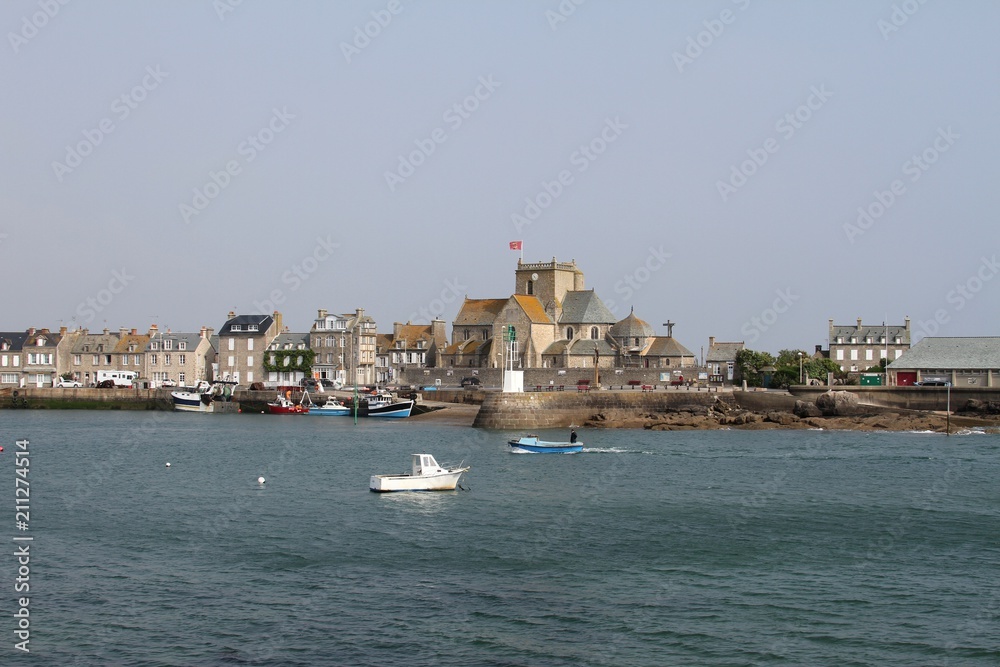 le village et le port  de Barfleur en Normandie dans le Cotentin