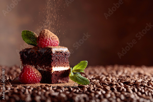 Foto Closeup of chocolate cake with raspberry and mint .